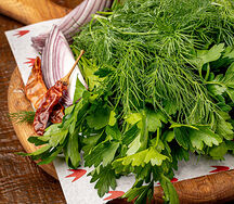 Охапка из зелени и трав с перцем чили