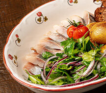 Олюторская сельдь с маринованным луком и картошкой в мундире