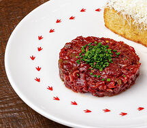 Тартар из говядины с бастурмой и трюфельным тостом