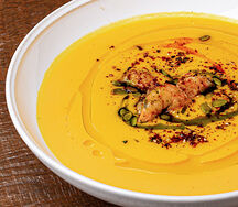 Тыквенный крем-суп с креветками на огне