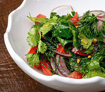 Томатный салат с крымским луком