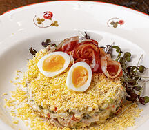 Праздничный Оливье с хамоном из утки