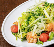 Салат с креветками и хрустящими овощами