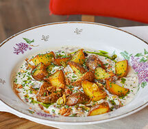 Строганов из оленя с лесными грибами и жареной картошкой