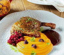 Утиная ножка с моченой брусникой