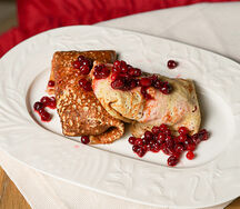 Блины в хрустящей корочке с уткой и мочёной брусникой