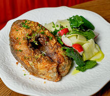 Стейк из волжского сазана с гарниром из свежего шпината да сметанным соусом