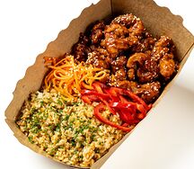 Курица в азиатском стиле с жареным рисом и овощами