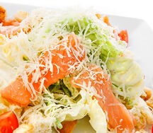 Цезарино с лососем и авокадо