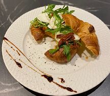 Круассан с моцареллой и вялеными томатами