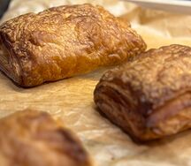 Слойка с ветчиной и сыром