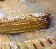 Слойка с малиной