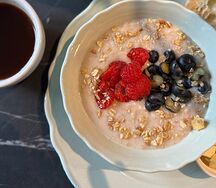 Каша овсяная со свежими ягодами на растительном молоке