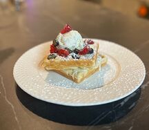 Вафли со сгущенным молоком и свежими ягодами