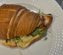 Круассан с тремя видами сыра и малиной