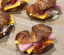 Круассан с ветчиной и сыром чеддер