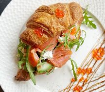 Круассан с лососем слабой соли, творожным сыром и рукколой