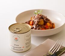 Утка тушёная с яблоками