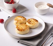 Сырники из фермерской рикотты, сметана и свежие ягоды