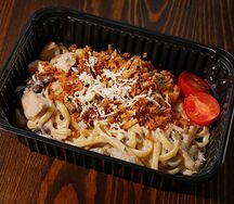 Паста с курицей и грибами в сливочном соусе