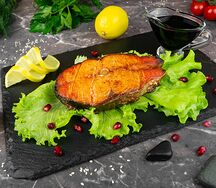 Стейк из лосося и соус наршараб