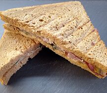 Сэндвич с ростбифом на зерновом хлебе