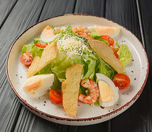 Салат Цезарь с креветками и соусом на основе йогурта