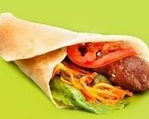 Люля-кебаб из курицы в лаваше с овощами