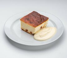 Запеканка творожная с изюмом и сметаной