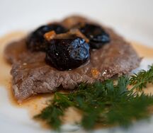 Говядина с черносливом