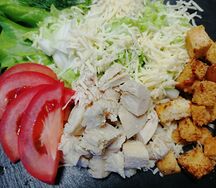 Салат Цезарь с курицей