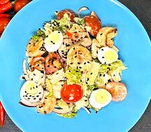 Цезарь в азиатском стиле с жареными креветками