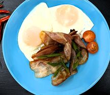 Жареное яйцо с беконом