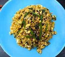 Жареный рис с яйцом и шпинатом