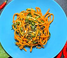 Азиатский из огурца и моркови с кинзой