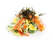 Поке с лососем и манго