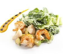 Салат с гребешком и креветками