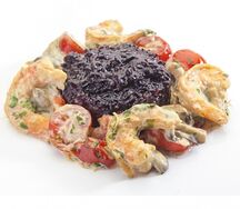 Креветки в остро-сливочном соусе с ризотто из черного риса