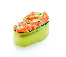 Суши с лососем и зеленым луком