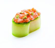 Суши с лососем и авокадо