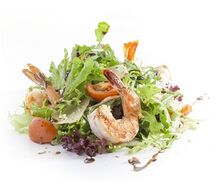 Микс-салат с тигровыми креветками