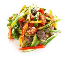 Азиатский салат с говядиной