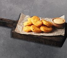 Куриные наггетсы с сырным соусом