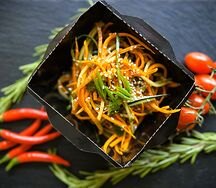 Азиатский из огурца и моркови с кинзой