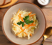 Салат из квашеной капусты с зеленой редькой