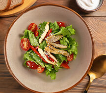 Салат с курицей и сладким перцем