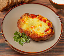 Свинина, запеченная с помидором и сыром