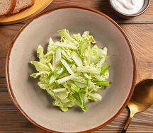 Салат из пекинской капусты с сельдереем и яблоками