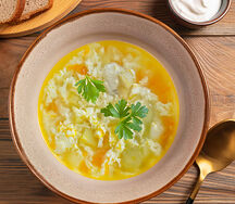 Суп картофельный с курицей и взбитым яйцом