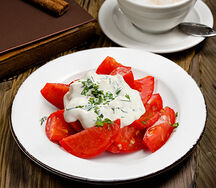 Салат из свежих томатов